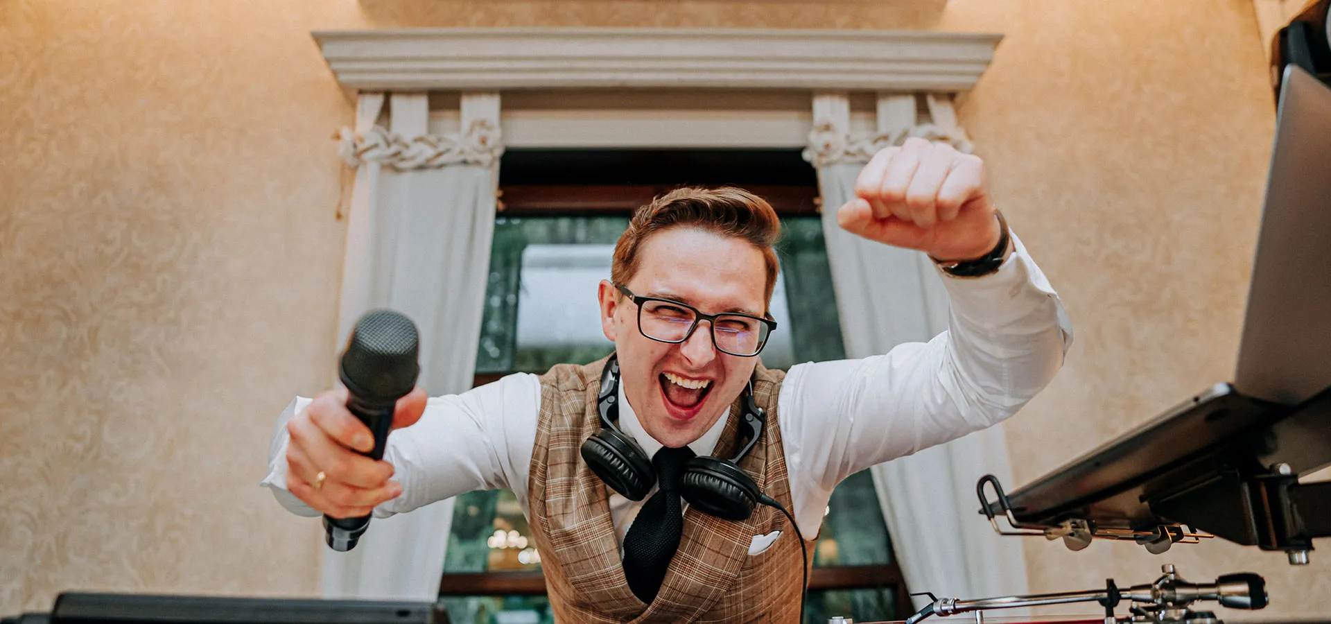 DJ Daniel's w akcji z mikrofonem na weselu